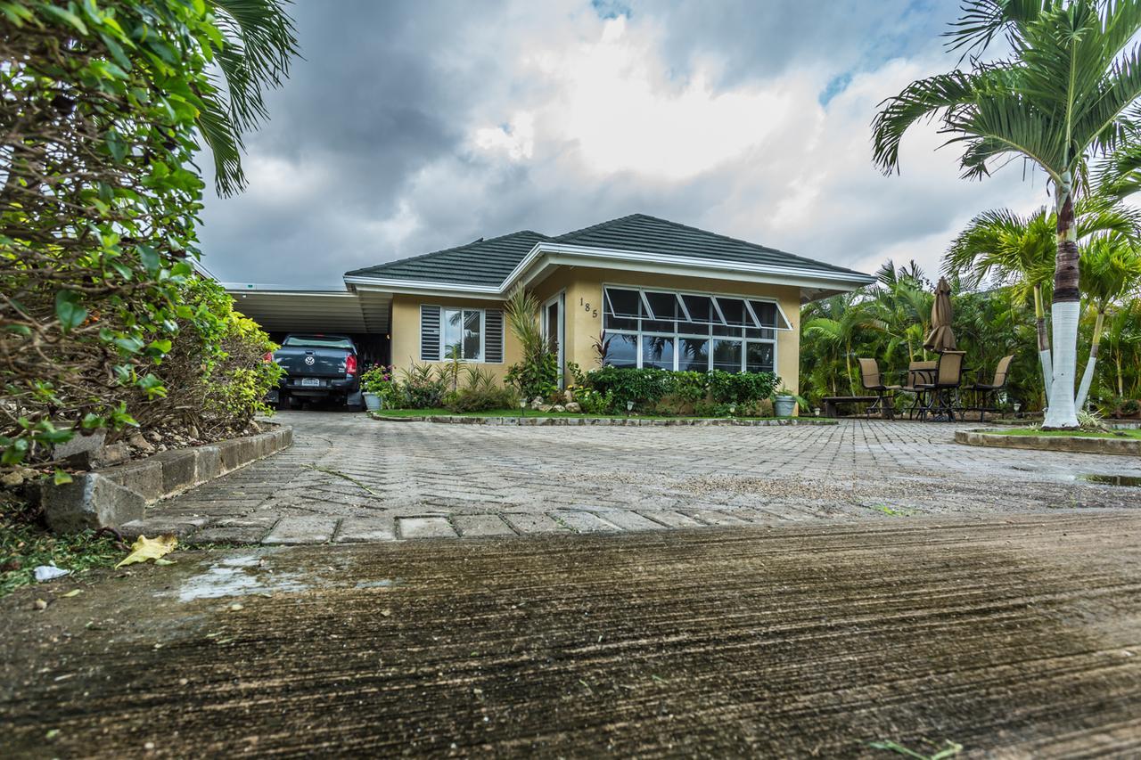 Ocho Rios Under The Palms Villa Exterior foto